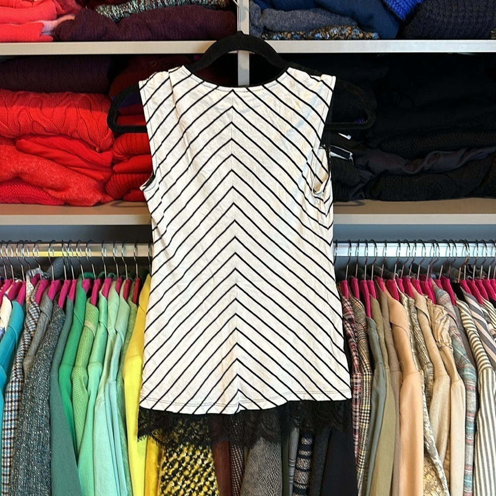 WHBM ivory with lace detail along the sides sleeveless top size XS - Picture 3 of 3